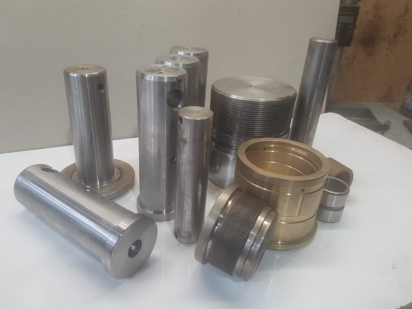 Axes et bagues Différents morceaux en métal, incluant des fils, des cylindres et une pièce en laiton.