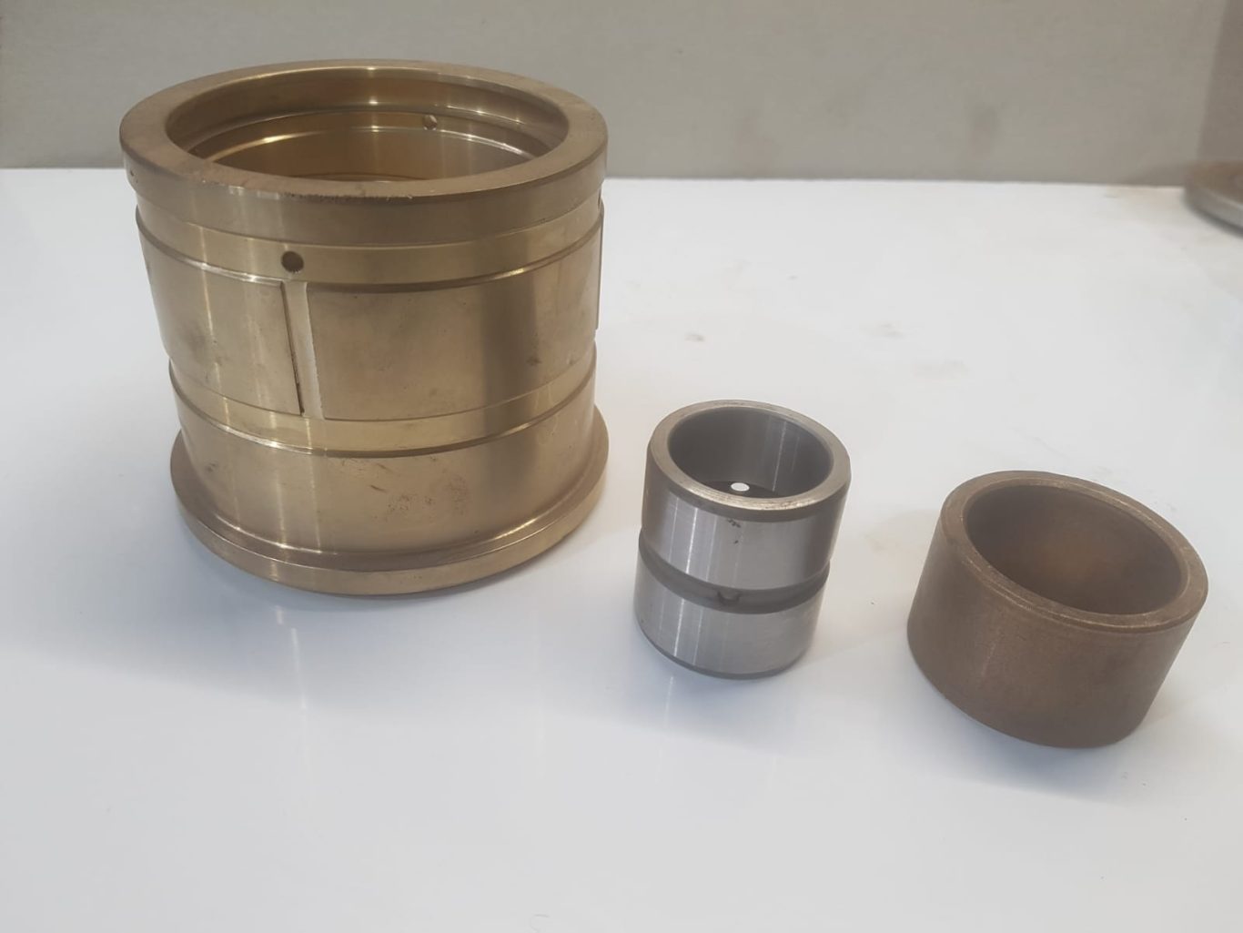 Trois pièces en métal, dont une grande et deux plus petites, de différentes textures et couleurs.